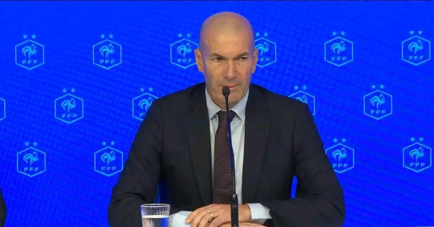 Football/ France : Zinédine Zidane nommé sélectionneur des bleus : une nouvelle ère s’ouvre pour l’équipe de France !