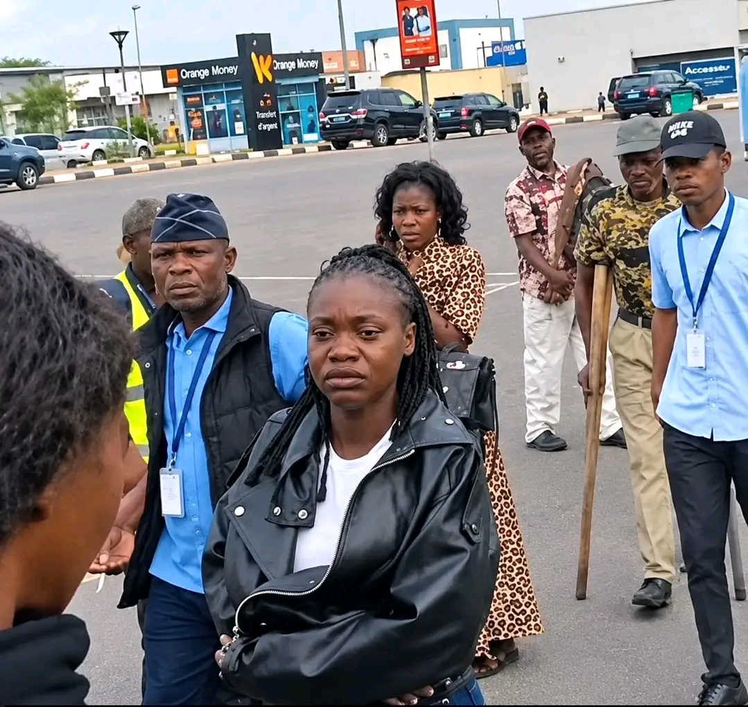 RDC | KINSHASA : Une histoire d’amour à l’aéroport retarde le départ d’une jeune fille pour Paris !